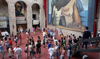 Los visitantes llenan una de las principales salas del Teatro-Museo de Figueres. 