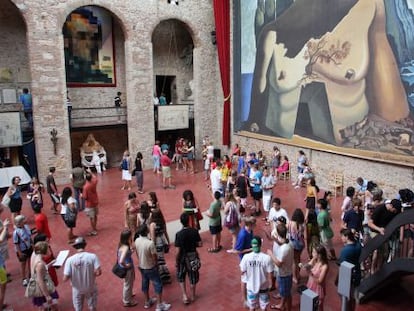 Los visitantes llenan una de las principales salas del Teatro-Museo de Figueres. 