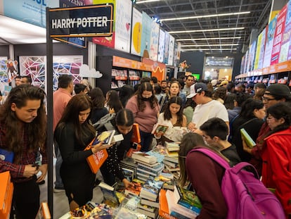 Asistentes a la venta nocturna de la Feria Internacional del Libro, el 2 de diciembre.