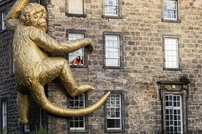 La directora de eventos del Real Jardín Botánico de Edimburgo, Alison Taylor, observa de cerca la instalación 'Mono de oro', de la artista australiana Lisa Roet, que hace su debut en el Reino Unido.