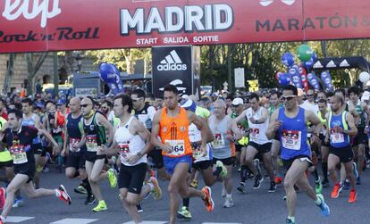 Las calles de Madrid se convierten en la mañana de este domingo en la inmensa pista atlética que acoge el 39 Maratón Popular de Madrid, en el que 33.611 deportistas participan en sus tres pruebas de 42 kilómetros (maratón), 21 kilómetros (media maratón) y 10 kilómetros.