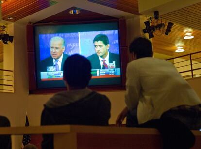 Estudiantes ven el primer y único debate entre los candidatos a la vicepresidencia de EE UU.