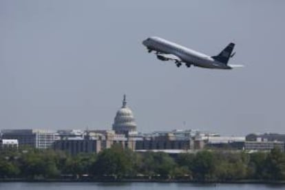 La fusión, que podría concluirse durante el mes de diciembre, creará la mayor aerolínea mundial por número de pasajeros y trabajadores. En la imagen, un avión de US Airways. EFE/Archivo