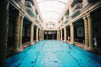 Piscina del famoso balneario Gellert de Budapest (Hungría).