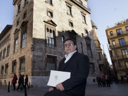 Enrique Soriano Tapia, ante la sede del Palau de la Generalitat de Valencia.