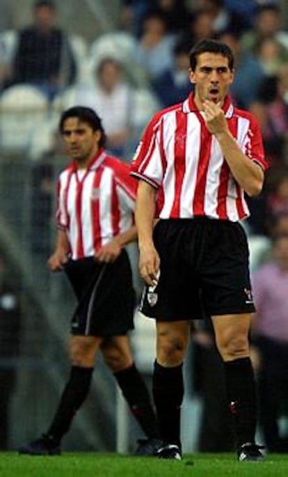 Vales y Javi González, al fondo, se lamentan por el sexto gol.
