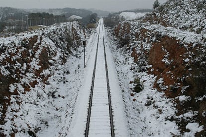 La vía del ferrocarril cubierta de nieve, ayer, a la altura del término de Siete Aguas.