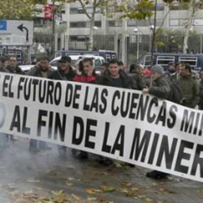 Representantes de la federación de industria de CCOO se han manifestado esta mañana frente a la sede de Industria