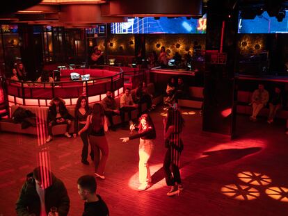 Un grupo de personas bailan en una discoteca, en Barcelona, en una imagen de archivo.