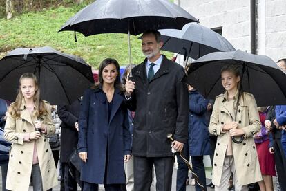 Los Reyes y sus hijas durante la visita al pueblo ejemplar, este año Asiego.