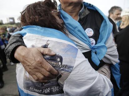 Familiares de los 44 tripulantes del ARA San Juan se abrazan en el acto de homenaje al cumplirse un año de su desaparición.