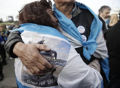 Familiares de los 44 tripulantes del ARA San Juan se abrazan en el acto de homenaje al cumplirse un año de su desaparición.