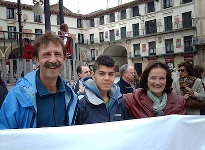 Mikel Essery, a la izquierda, con su hijo, el pasado 14 de abril en Tudela.