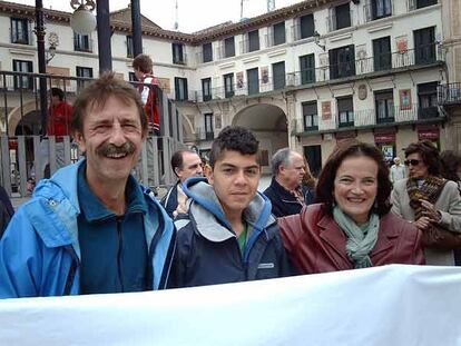 Mikel Essery, a la izquierda, con su hijo, el pasado 14 de abril en Tudela.