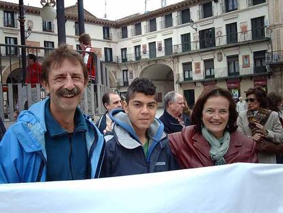 Mikel Essery, a la izquierda, con su hijo, el pasado 14 de abril en Tudela.