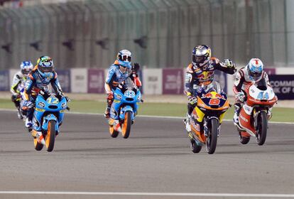 El piloto australiano Jack Miller del equipo Red Bull KTM Ajo celebra su victoria de Moto3 del Gran Premio de Qatar.