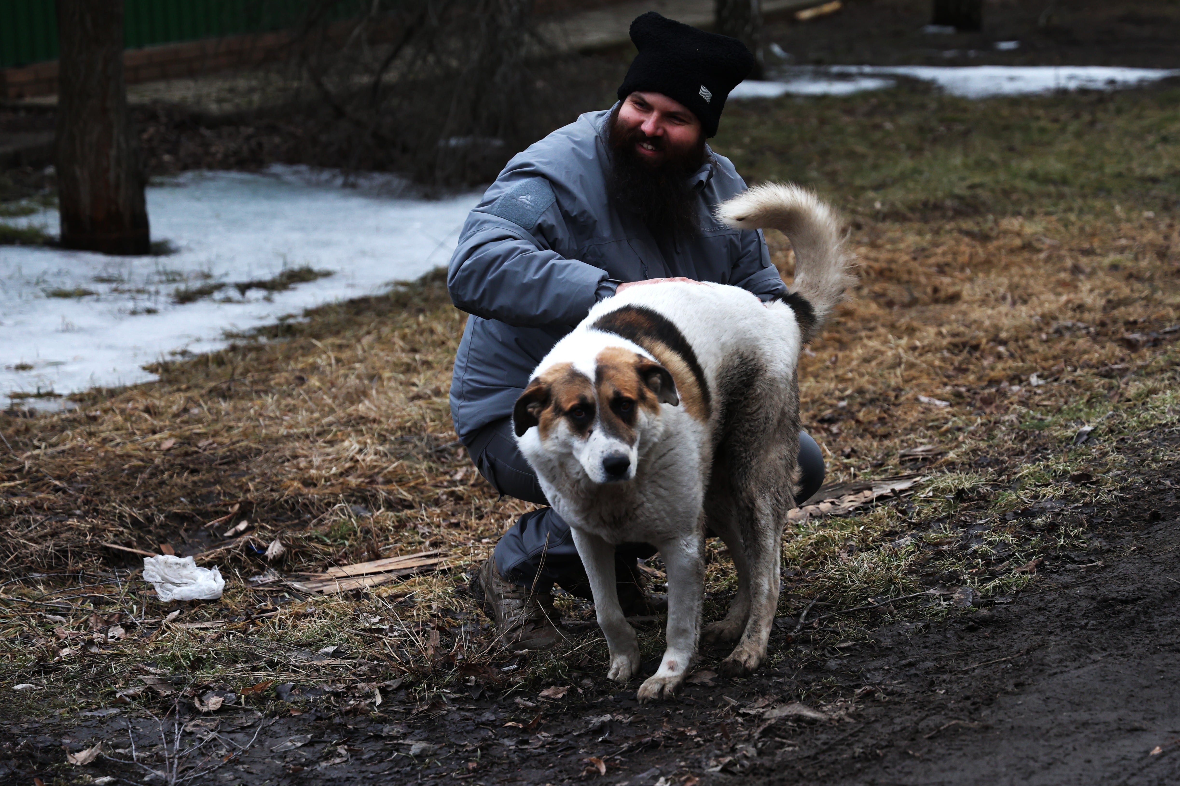 Andrii acaricia un perro a las afueras de Kramatorsk.
