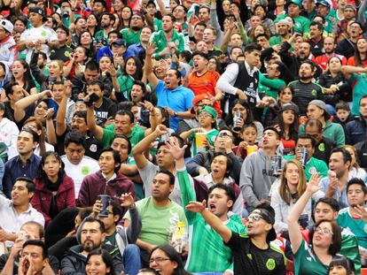 Torcida mexicana no estádio Azteca, em março passado.