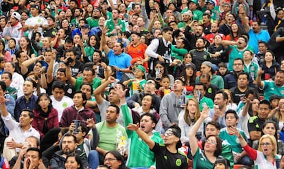La afición mexicana en el estadio Azteca en marzo pasado
