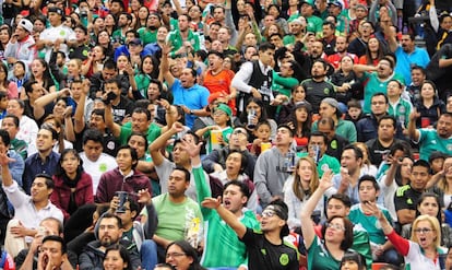 La afici&oacute;n mexicana en el estadio Azteca en marzo pasado