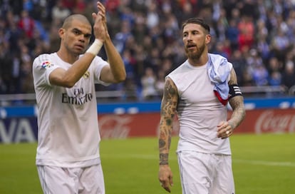 Los defensas del Real Madrid Sergio Ramos (d) y Pepe (i), al final del partido frente al Deportivo.