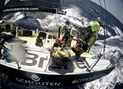 El Team Brunel aprovecha el aumento en la intensidad del viento para avanzar unas millas hacia la meta.