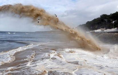 Un arco de arena se forma mientras la draga 'Cotes de Bretagne' lanza arena a la playa de Le Pyla (Francia) para solventar los problemas de erosión.