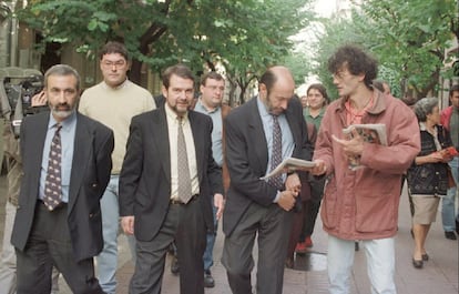 Alfredo Pérez Rubalcaba busca unas monedas en su bolsillo para comprar 'La Farola' durante un paseo por la calle acompañado de los socialistas Abel Caballero, candidato a presidente de la Xunta, y Javier Casares, con motivo de las elecciones autonómicas gallegas, el 17 de octubre de 1997, en Ourense.