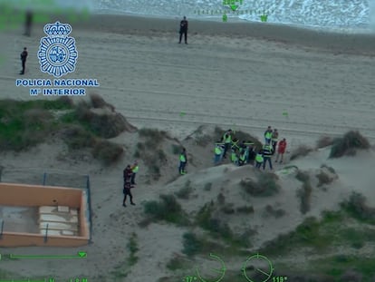 Agentes de policía, durante la investigación del homicidio de una mujer que fue hallada muerta en una playa de Marbella.