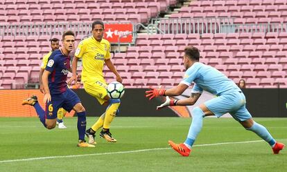 Chichizola atrapa la pelota ante Denis y Lemos.