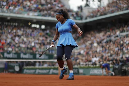 Para su partido contra Garbiñe Muguruza en la final de Roland Garros en junio de 2016 también optó por un 'body' con falda sobre mallas largas. En este caso, el cuerpo de la prenda llevaba aberturas en la espalda.
