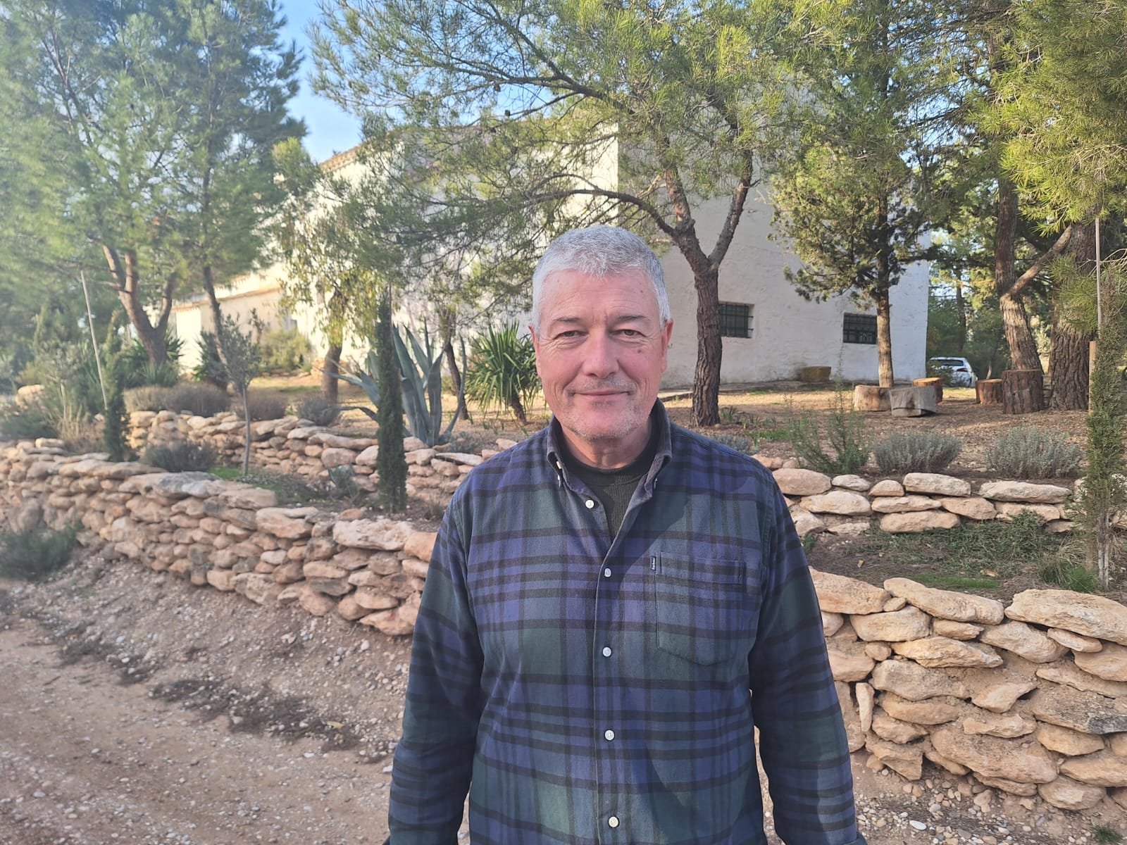 El experto en peste porcina africana Chstian Gortázar, en una fotografía tomada este sábado a la orilla del Júcar, en La Roda.