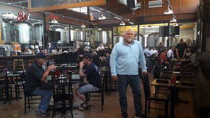 John Burtka, em seu restaurante em Jackson (Michigan).