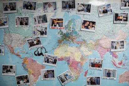 A map in a coliving space in Las Palmas de Gran Canaria with photos of the residents pinned to the countries where they are from.

