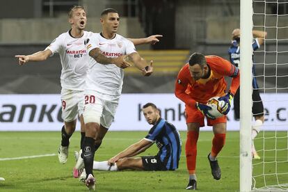 El jugador del Sevilla, Diego Carlos, celebra después de haber marcado el tercer gol en la final de la Europa League contra el Inter de Milán, en Colonia.