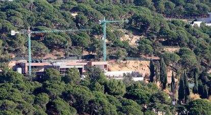 Obras de la mansi&oacute;n de lujo sobre una cala de Lloret de Mar.