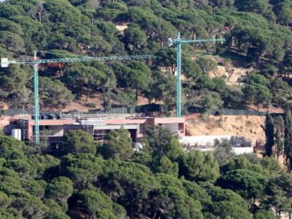 Obras de la mansi&oacute;n de lujo sobre una cala de Lloret de Mar.