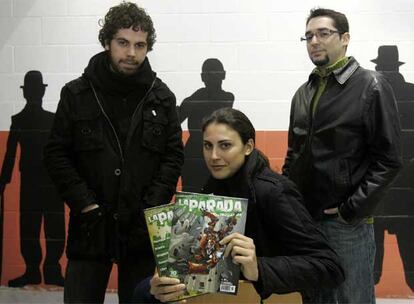 De izquierda a derecha, Jesús Brioso, Irene Rodríguez y Javier Gil, con la revista <i>La Parada.</i>
