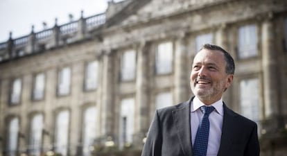 Agustín Hernández, frente al Pazo de Raxoi, sede del Ayuntamiento