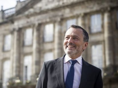 Agustín Hernández, frente al Pazo de Raxoi, sede del Ayuntamiento