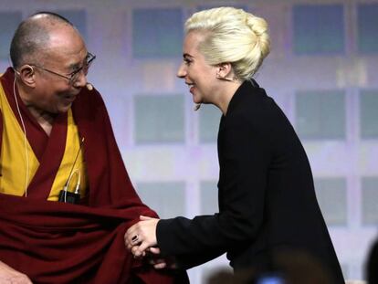 Lady Gaga con el Dalai Lama.