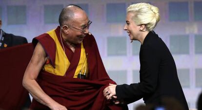 Lady Gaga con el Dalai Lama.