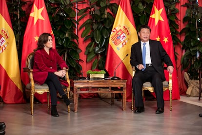 La vicepresidenta del Gobierno, Soraya Sáenz de Santamaría, y el presidente de la República Popular de China, Xi Jinping, durante el encuentro que mantuvieron en Maspalomas en 2016.