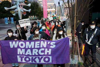 Decenas de personas participan en la manifestación por el Día Internacional de la Mujer, este viernes en Tokio (Japón). 