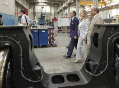La ministra de Fomento, Ana Pastor, junto al ministro de Transportes de Arabia Saudí, Jubara Al Suraisry (d), y el presidente de Talgo, Carlos Palacio Oriol (i), en la factoría de Talgo en Las Matas, en Madrid, donde visitaron la maqueta a tamaño real del tren que circulará entre las ciudades de Medina y La Meca. EFE/Archivo