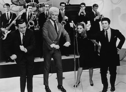 Mike Douglas, Wayne Cochran, Shari Lewis y Paul Anka en El show de Mike Douglas, en los sesenta.