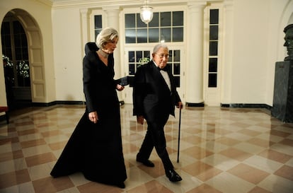 El exsecretario de Estado, Henry Kissinger, acompañado de su esposa Nancy, llega a la cena de estado ofrecida por Obama a Hu Jintao.