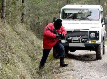 Un <i>ertzaina</i> armado peina la zona donde fue hallado el zulo de ETA.