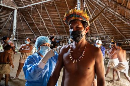 Rubén Mesía, ‘apu’ (‘jefe’) de la etnia bora, procede a vacunarse. Siempre los ‘apus’ tienen que ser los primeros para persuadir a su comunidad.