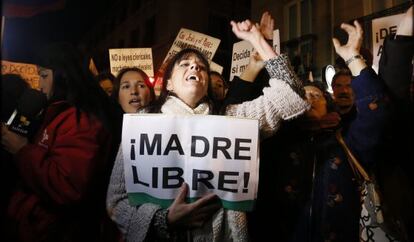 Protesta, ayer en Madrid, frente al Ministerio de Justicia, en defensa del aborto legal y seguro.